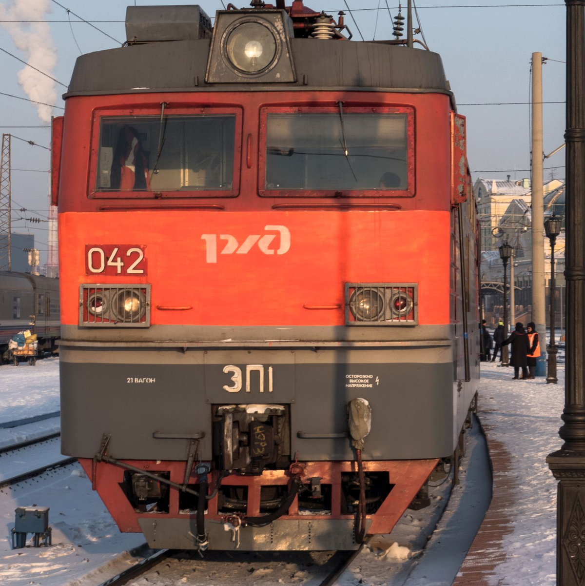 Im westrussischen Gebiet Brjansk ist nach dem Einsturz einer Straßenbrücke ein Zug entgleist. Es gibt Opfer. (Archivbild) - Foto: Andreas Drouve/dpa