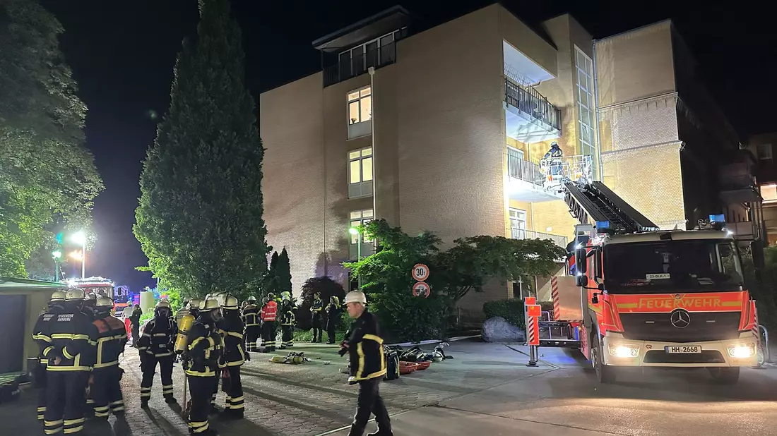 Die Feuerwehr war mit einem Großaufgebot im Einsatz. - Bild: Steven Hutchings/dpa