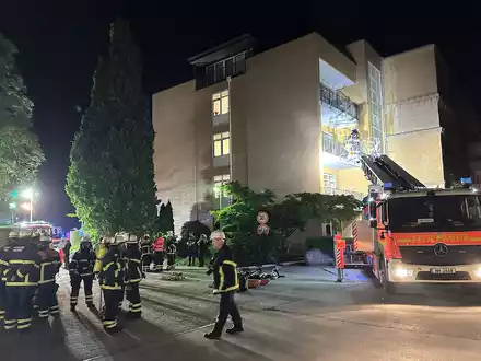 Im Hamburger Marienkrankenhaus ist der drei Toten gedacht worden. - Foto: Steven Hutchings/dpa