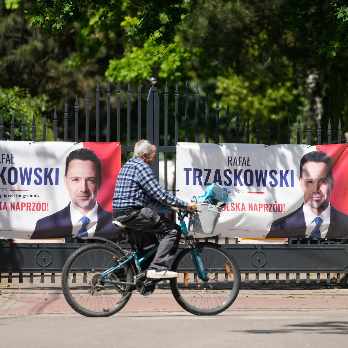 Vor der Stichwahl riefen beide Kandidaten zu Demonstrationen in Warschau auf. (Archivbild) - Foto: Czarek Sokolowski/AP/dpa