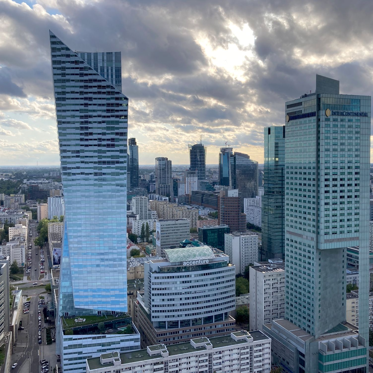 Die Skyline der polnischen Hauptstadt Warschau -  Polen hat in den vergangenen 20 Jahren einen enormen wirtschaftlichen Aufschwung verbucht. (Archivbild) - Foto: Friedemann Kohler/dpa