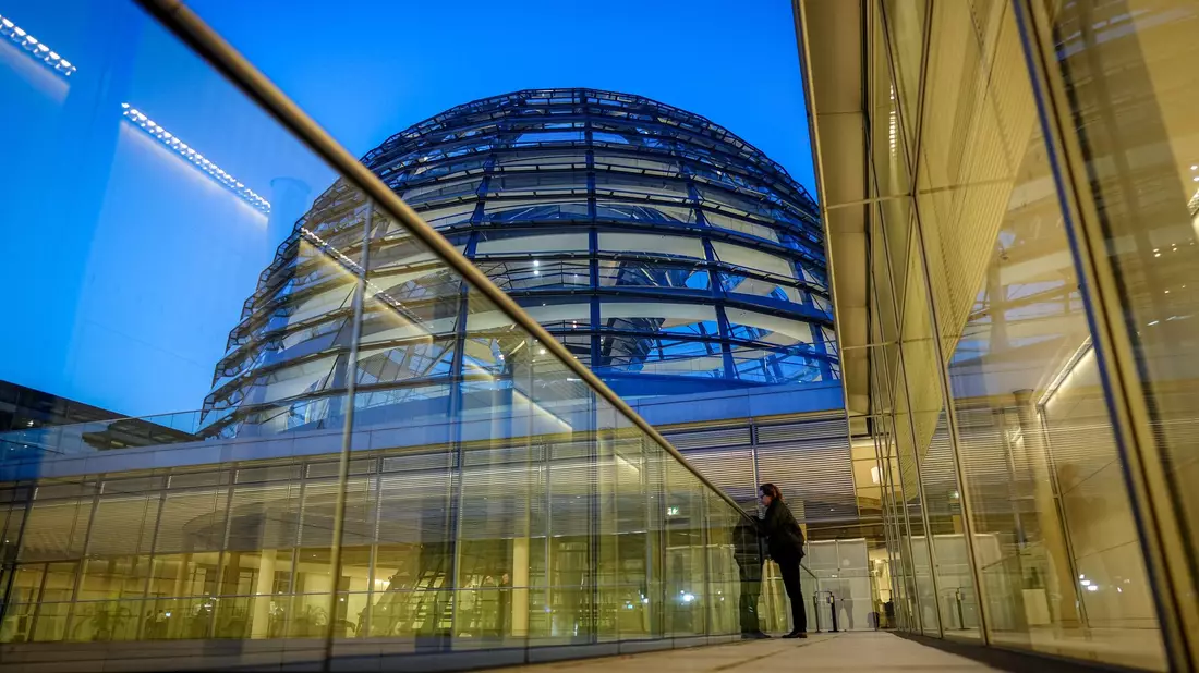 Ein Koloss aus Glas: die Reichstagskuppel. (Archivbild) - Bild: Kay Nietfeld/dpa
