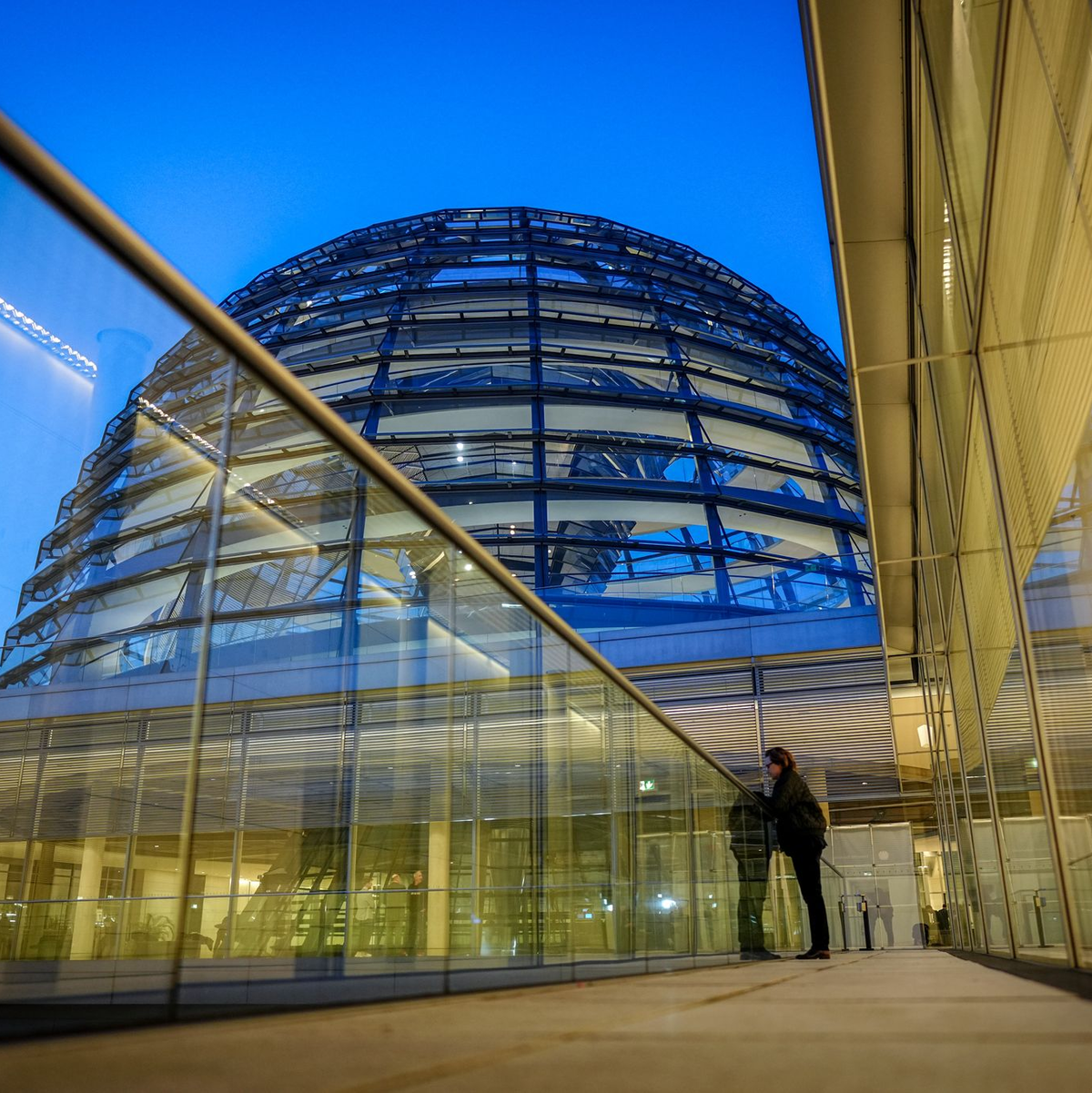 Ein Koloss aus Glas: die Reichstagskuppel. (Archivbild) - Foto: Kay Nietfeld/dpa