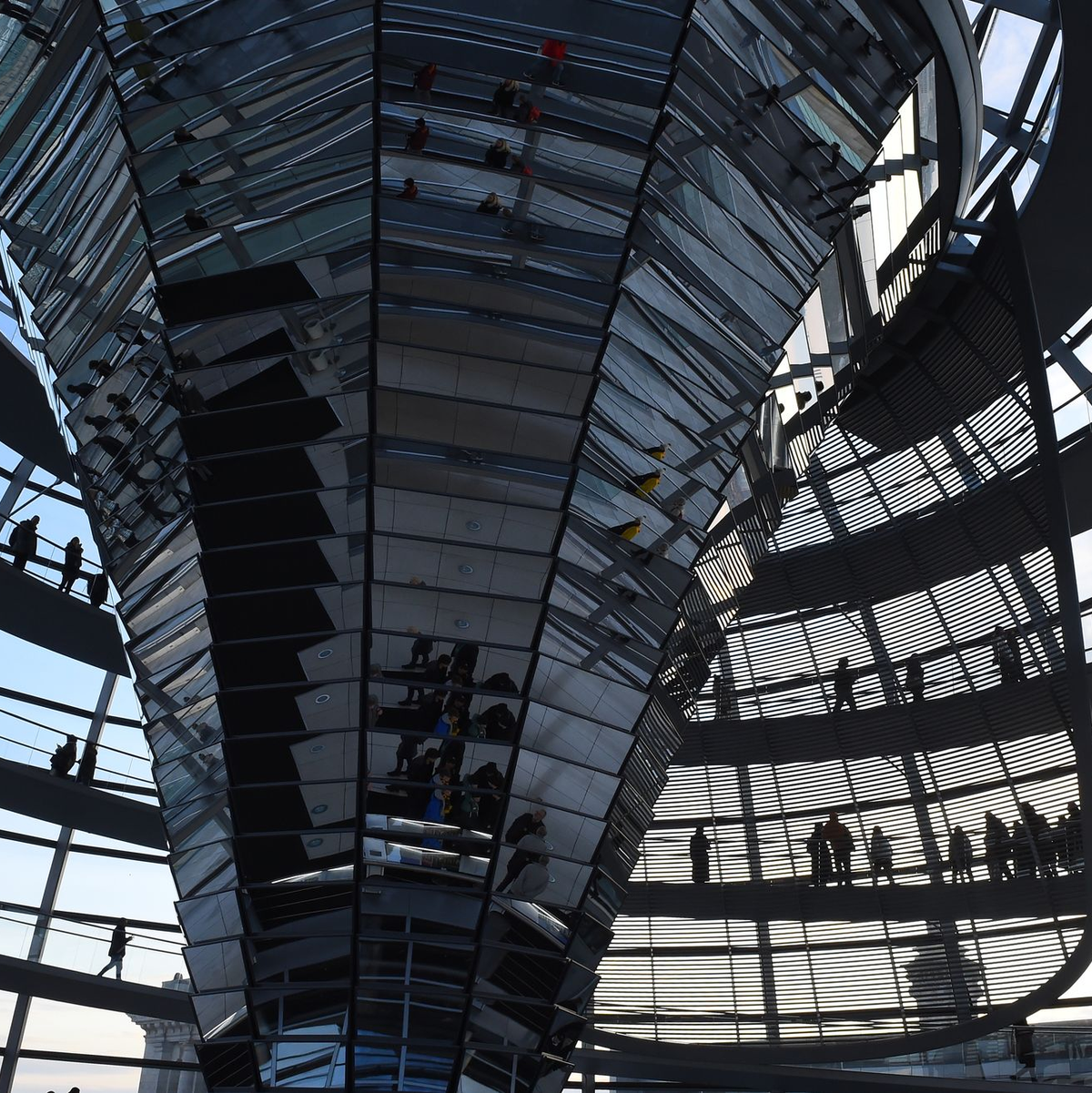 Schlendern und schauen: Menschen besuchen die Kuppel. - Foto: Sonja Wurtscheid/dpa