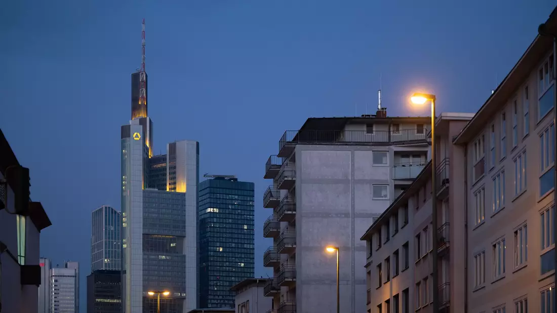 Auch der Commerzbank-Tower gehört zu den Werken seines Büros. (Archivbild) - Bild: Sebastian Christoph Gollnow/dpa