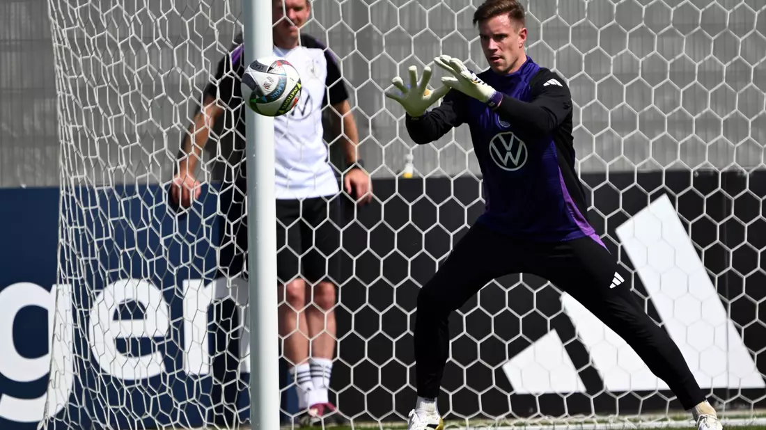 Niclas Füllkrug (M) und Joshua Kimmich (r) beim Training in Herzogenaurach. - Bild: Federico Gambarini/dpa