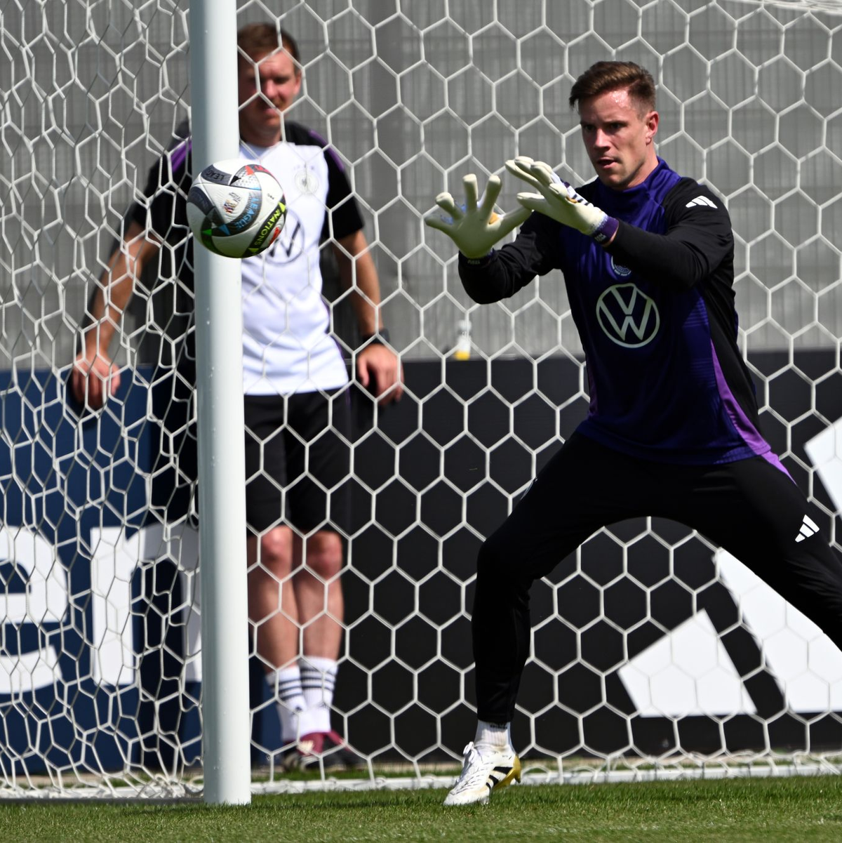 Marc-André ter Stegen ist nach seiner langwierigen Knieverletzung gleich wieder die Nummer eins im Nationalteam. - Foto: Federico Gambarini/dpa