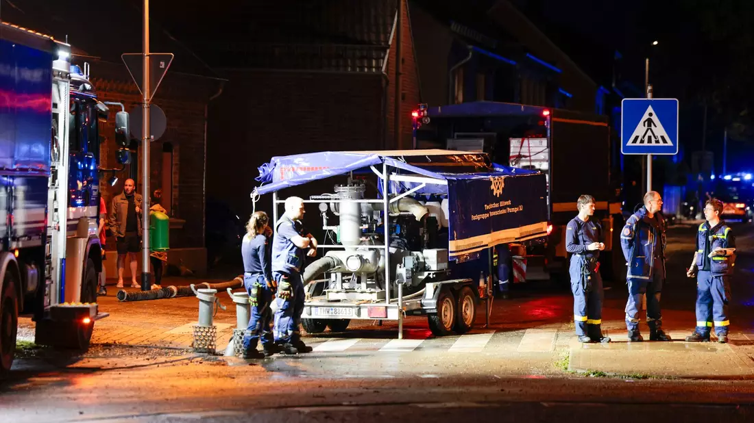 Nach dem Unwetter zeitweise ohne Strom: Erftstadt-Herrig - Bild: Thomas Banneyer/dpa