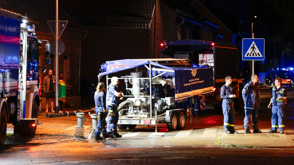 Auch in Erftstadt im Rhein-Erft-Kreis gab es zahlreiche Einsätze für die Rettungskräfte.  - Foto: Thomas Banneyer/dpa