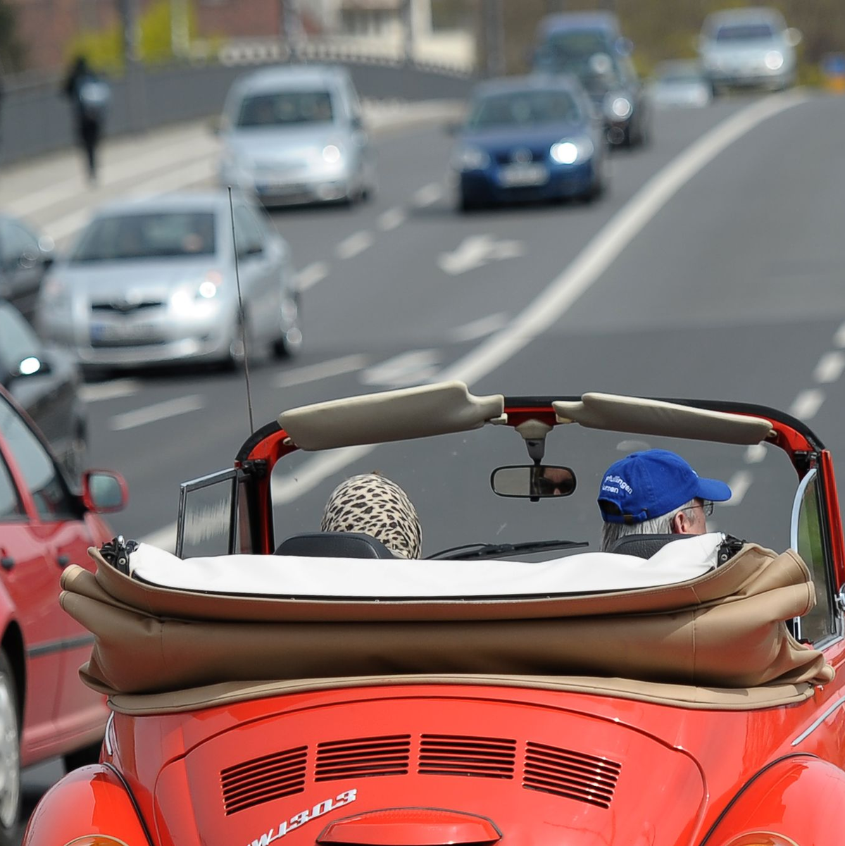Cabrios - hier ein VW Käfer - sind zwar Kult, aber angeblich auch out in Deutschland. (Archivbild) - Foto: David Ebener/dpa