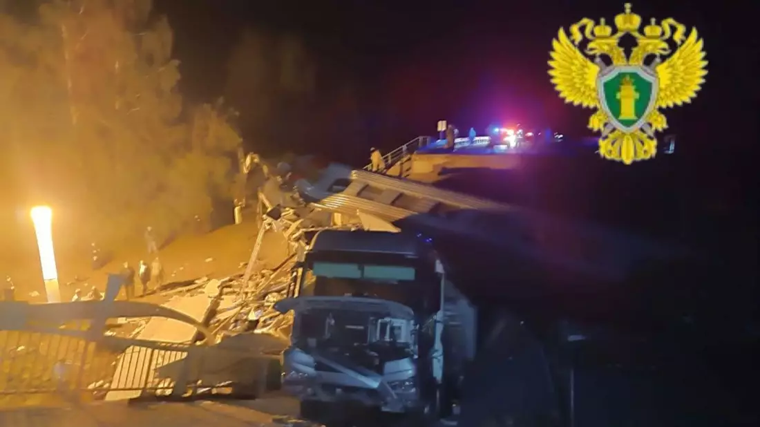 Infolge des Einsturzes einer Straßenbrücke entgleiste ein Zug in der russischen Region Brjansk. - Bild: -/Interregionale Verkehrsstaatsanwaltschaft Moskau via XinHua/dpa
