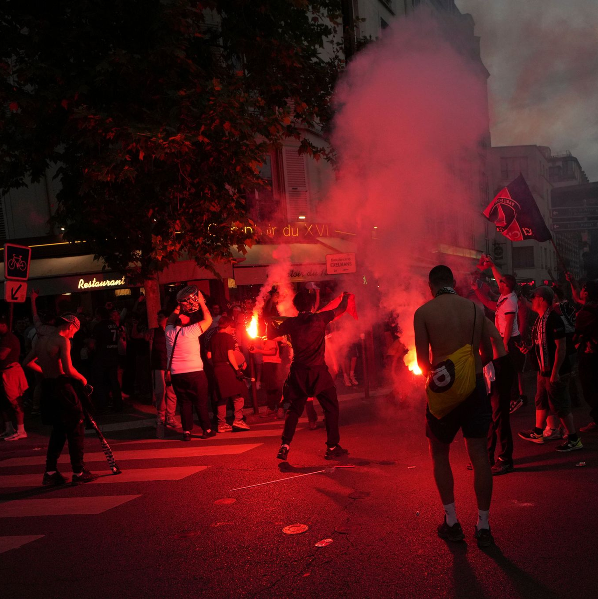 Der Champions-League-Titel wurde längst nicht nur friedlich gefeiert. - Foto: Aurelien Morissard/AP/dpa