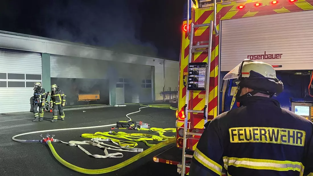 FW Alfter: Brand in einer Fahrzeug- und Gerätehalle in Impekoven - Bild: presseportal.de