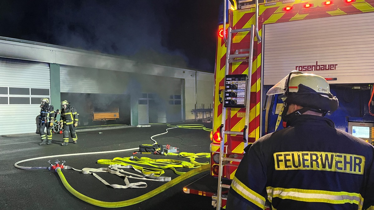 FW Alfter: Brand in einer Fahrzeug- und Gerätehalle in Impekoven - Foto: presseportal.de