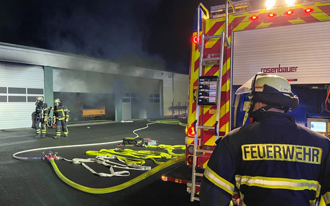 FW Alfter: Brand in einer Fahrzeug- und Gerätehalle in Impekoven - Foto: presseportal.de