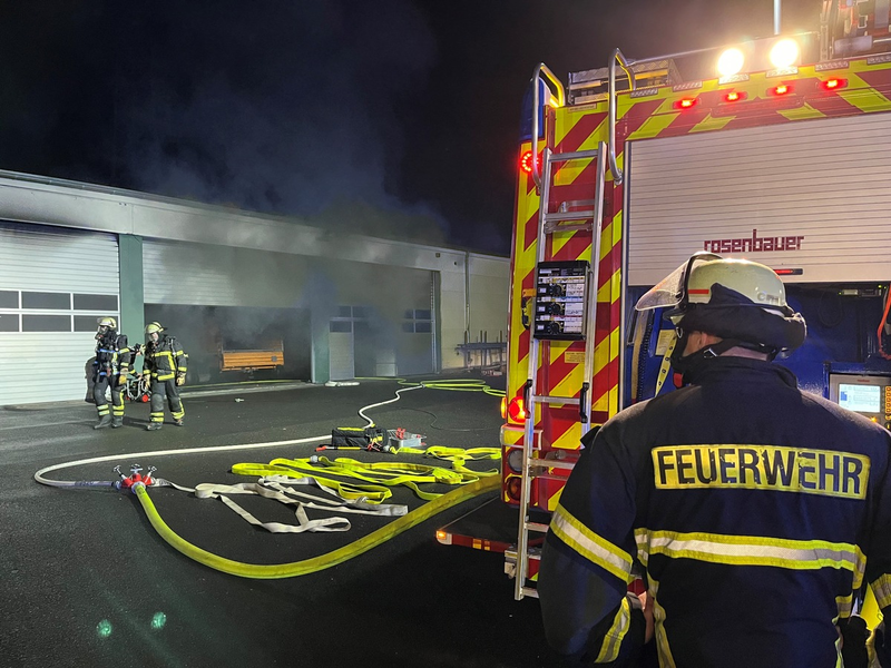 FW Alfter: Brand in einer Fahrzeug- und Gerätehalle in Impekoven - Foto: presseportal.de