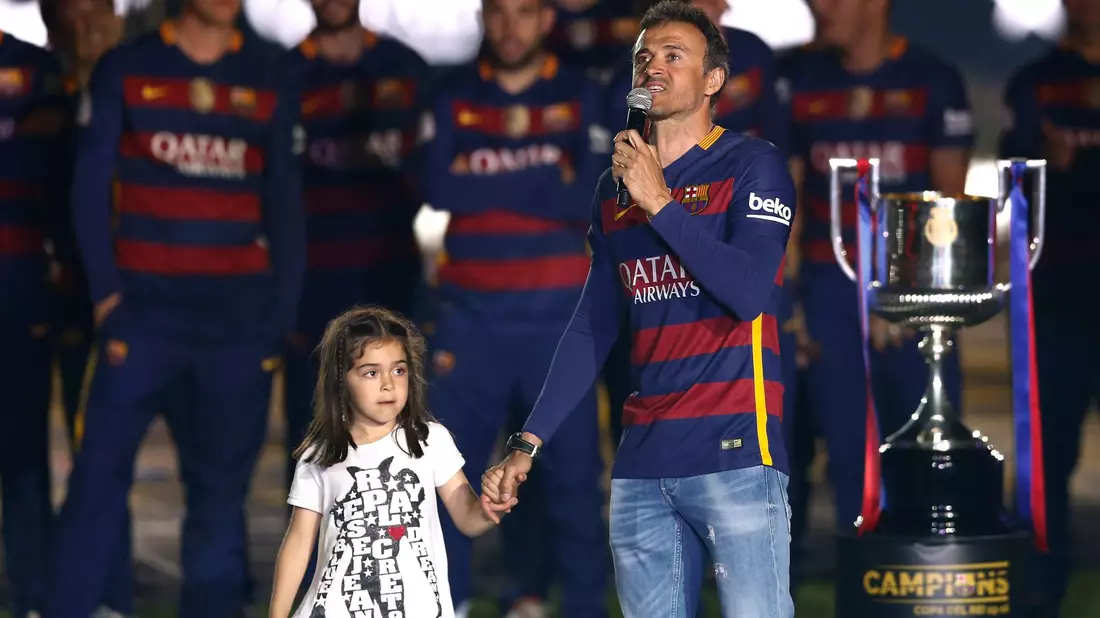 Luis Enrique hält 2016 Xana an der Hand, den Champions-League-Triumph mit Paris Saint-Germain widmete er seiner 2019 gestorbenen Tochter. - Bild: Manu Fernandez/AP/dpa