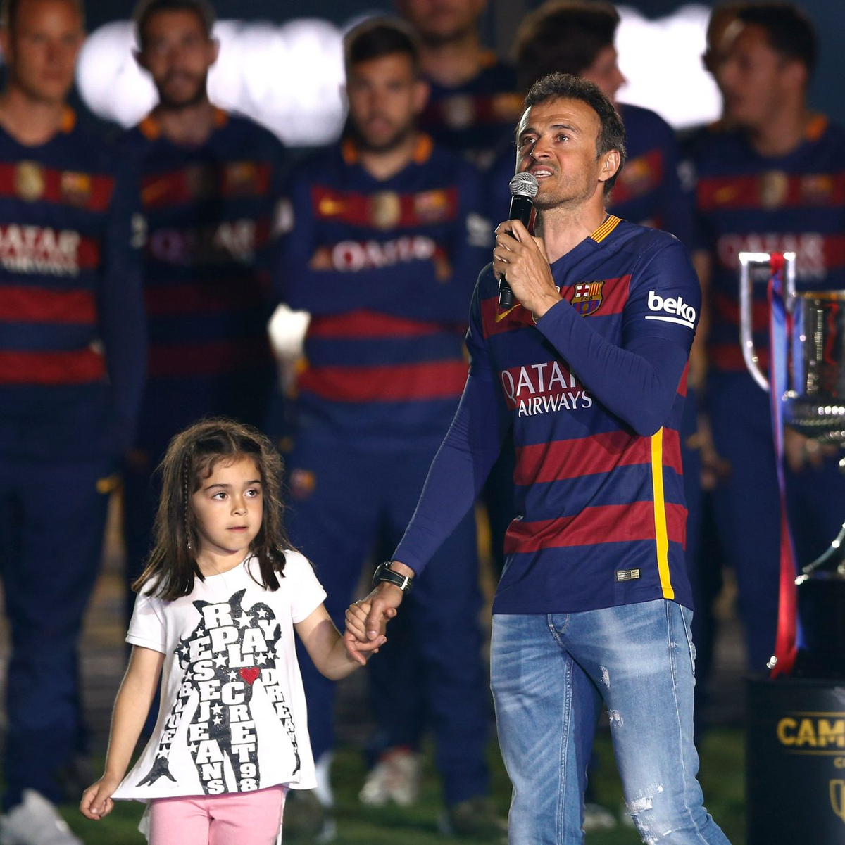 Luis Enrique hält 2016 Xana an der Hand, den Champions-League-Triumph mit Paris Saint-Germain widmete er seiner 2019 gestorbenen Tochter. - Foto: Manu Fernandez/AP/dpa
