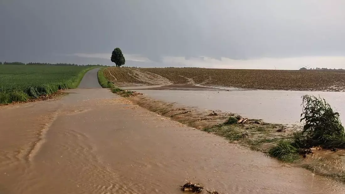 Im ganzen Land sind Einsatzkräfte wegen der Unwetter ausgerückt. - Bild: Simon Zeiher/onw-images/dpa