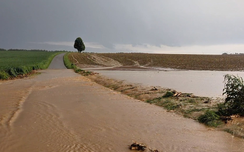 Im ganzen Land sind Einsatzkräfte wegen der Unwetter ausgerückt. - Foto: Simon Zeiher/onw-images/dpa
