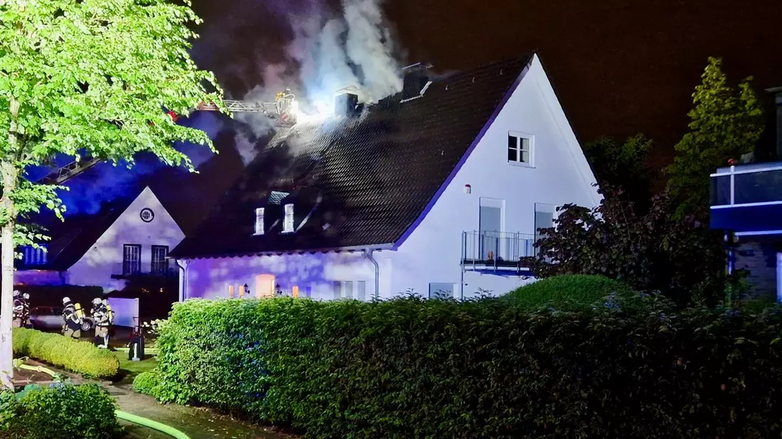 FW-E: Nächtlicher Dachstuhlbrand in Essen-Bredeney - Bild: presseportal.de