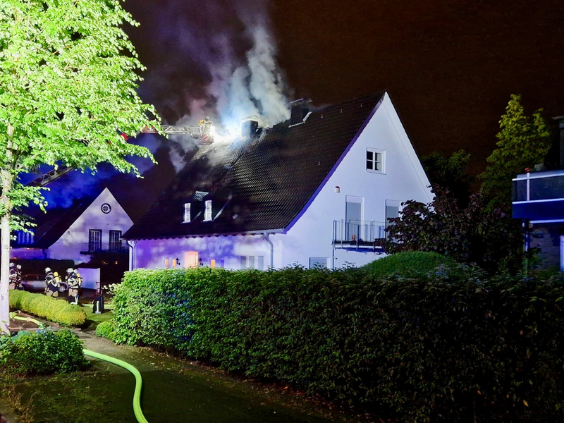 FW-E: Nächtlicher Dachstuhlbrand in Essen-Bredeney - Foto: presseportal.de
