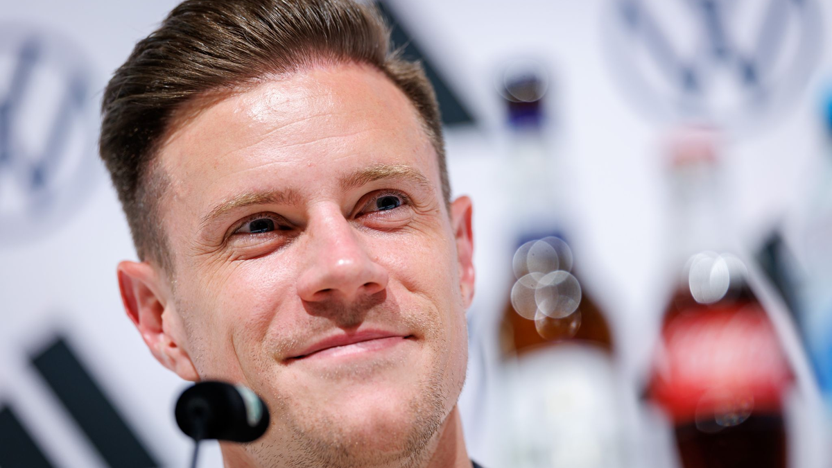 Robert Andrich (r) beim Nationalmannschafts-Training mit Kapitän Joshua Kimmich (M). - Foto: Daniel Karmann/dpa