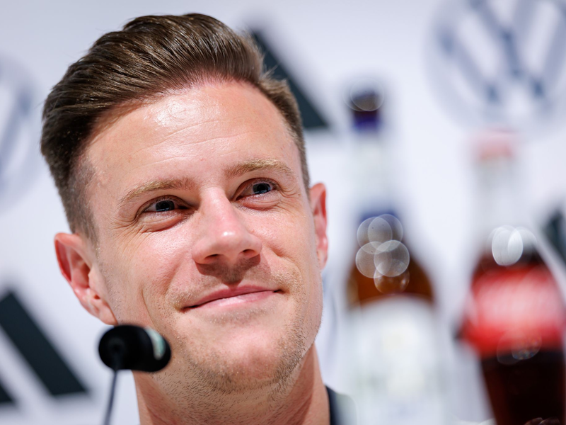 Robert Andrich (r) beim Nationalmannschafts-Training mit Kapitän Joshua Kimmich (M). - Foto: Daniel Karmann/dpa