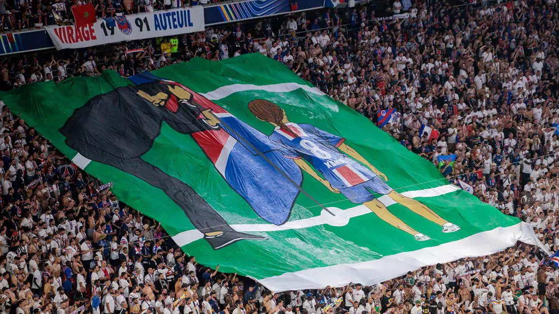 Die PSG-Fans gedenken der an Krebs gestorbenen Tochter von Coach Luis Enrique. - Bild: Oryk Haist/dpa