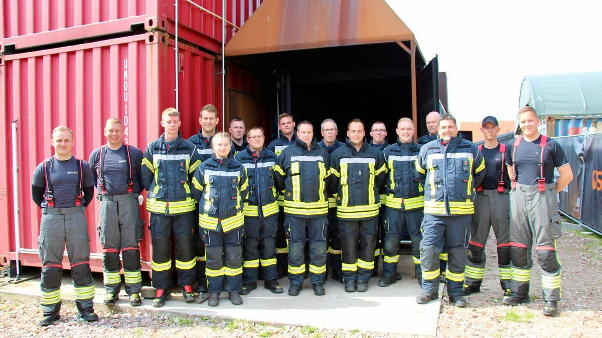 FW-OLL: Eine heiße Sache - Realbrandausbildung der Gemeindefeuerwehr Großenkneten - Foto: presseportal.de