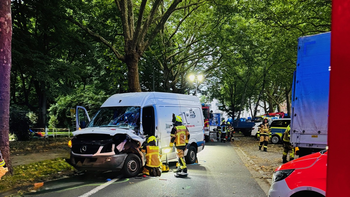 FW-GE: Verkehrsunfall mit eingeklemmter Person auf der Steeler Straße in Gelsenkirchen-Rotthausen - Zwei Personen verletzt - Foto: presseportal.de