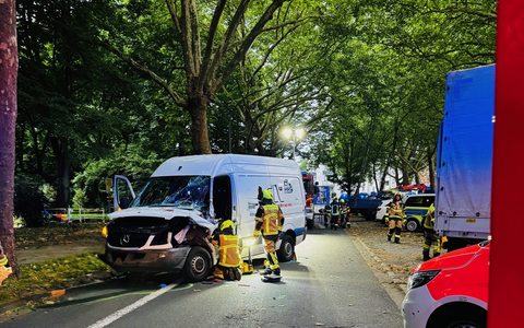 FW-GE: Verkehrsunfall mit eingeklemmter Person auf der Steeler StraĂe in Gelsenkirchen-Rotthausen - Zwei Personen verletzt - Foto: presseportal.de FW-GE: Verkehrsunfall mit eingeklemmter Person auf der Steeler StraĂe in Gelsenkirchen-Rotthausen - Zwei Personen verletzt - Foto: presseportal.de