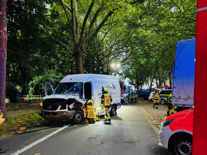 FW-GE: Verkehrsunfall mit eingeklemmter Person auf der Steeler Straße in Gelsenkirchen-Rotthausen - Zwei Personen verletzt - Foto: presseportal.de