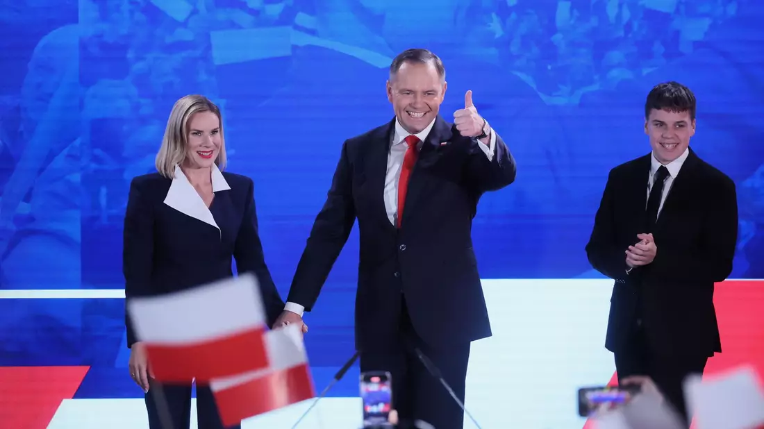 Der rechtskonservative Kandidat Karol Nawrocki zeigte sich am Wahlabend mit Frau und Sohn. - Bild: Leszek Szymanski/PAP/dpa