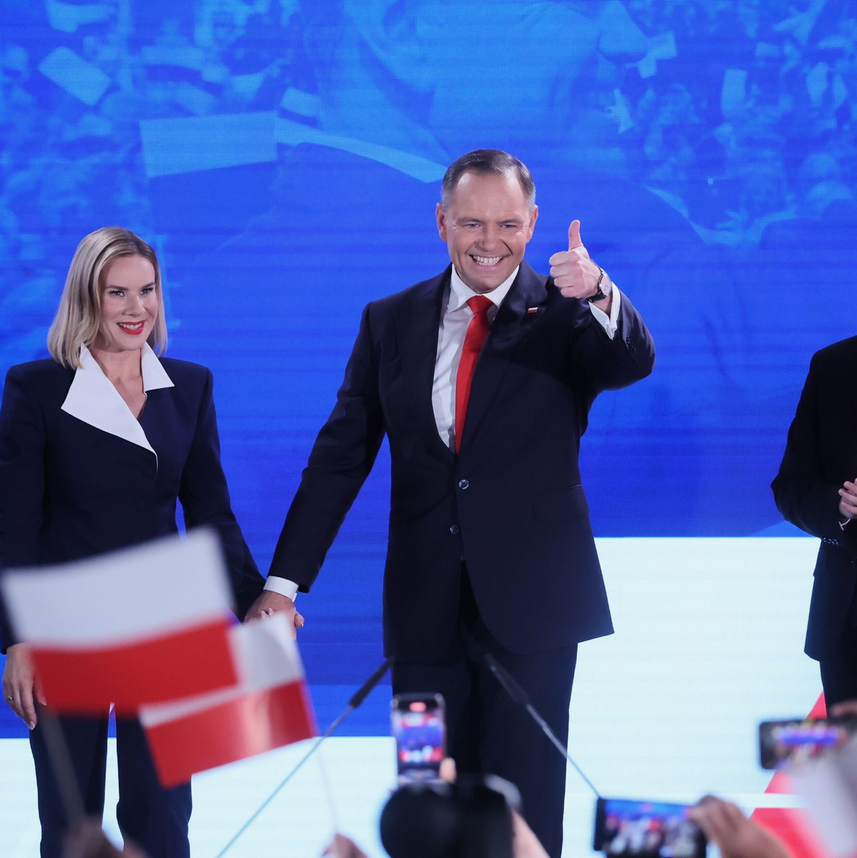 Der rechtskonservative Kandidat Karol Nawrocki mit seiner Frau und seinem Sohn am Wahlabend. Nach neuesten Prognosen liegt er mit knappem Vorsprung vorn.  - Foto: Leszek Szymanski/PAP/dpa