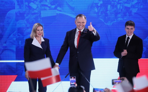 Der rechtskonservative Kandidat Karol Nawrocki mit seiner Frau und seinem Sohn am Wahlabend. Nach neuesten Prognosen liegt er mit knappem Vorsprung vorn.  - Foto: Leszek Szymanski/PAP/dpa