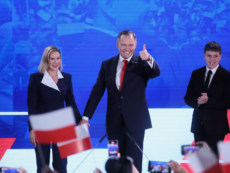 Der rechtskonservative Kandidat Karol Nawrocki mit seiner Frau und seinem Sohn am Wahlabend. Nach neuesten Prognosen liegt er mit knappem Vorsprung vorn.  - Foto: Leszek Szymanski/PAP/dpa