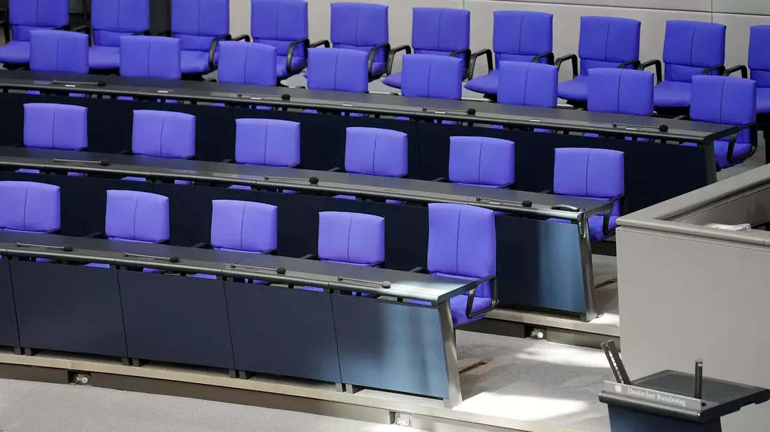 Die Regierungsbank bleibt zu oft leer, bemängelt Bundestagspräsidentin Julia Klöckner in einem Brief. (Archivbild) - Bild: Kay Nietfeld/dpa