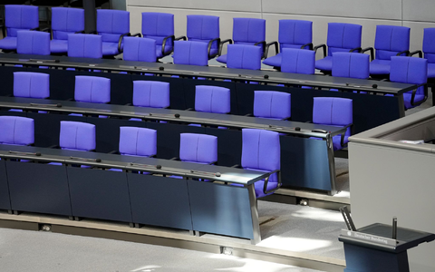 Die Regierungsbank bleibt zu oft leer, bemängelt Bundestagspräsidentin Julia Klöckner in einem Brief. (Archivbild) - Foto: Kay Nietfeld/dpa