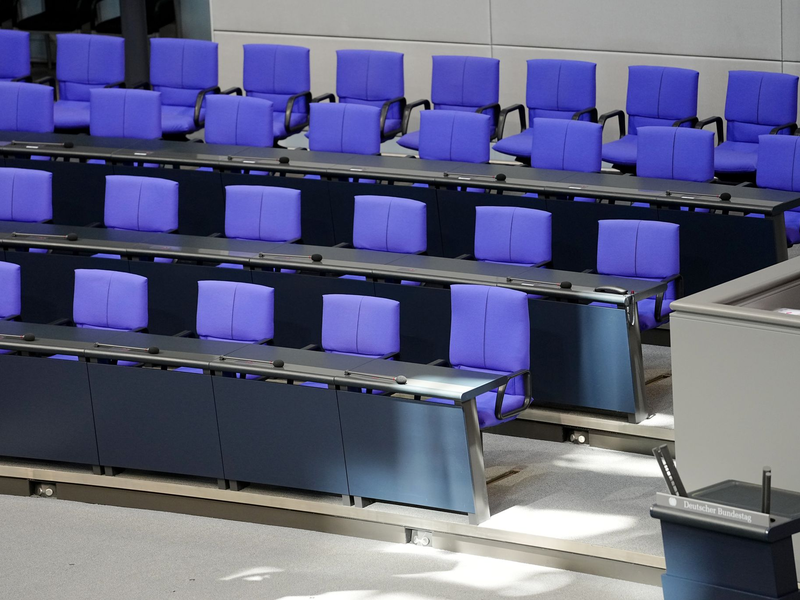 Die Regierungsbank bleibt zu oft leer, bemängelt Bundestagspräsidentin Julia Klöckner in einem Brief. (Archivbild) - Foto: Kay Nietfeld/dpa