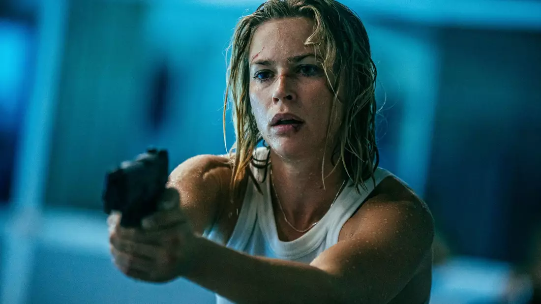 Gibt in «Exterritorial» alles: Jeanne Goursaud spielt die Ex-Elitesoldatin Sara Wulf, die um ihren Sohn kämpft. (Foto: Netflix) - Bild: Sasha Ostrov /netflix/dpa