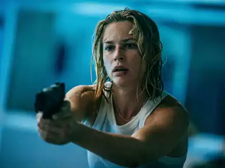 Gibt in «Exterritorial» alles: Jeanne Goursaud spielt die Ex-Elitesoldatin Sara Wulf, die um ihren Sohn kämpft. (Foto: Netflix) - Foto: Sasha Ostrov /netflix/dpa