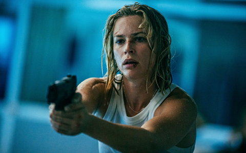 Gibt in «Exterritorial» alles: Jeanne Goursaud spielt die Ex-Elitesoldatin Sara Wulf, die um ihren Sohn kämpft. (Foto: Netflix) - Foto: Sasha Ostrov /netflix/dpa