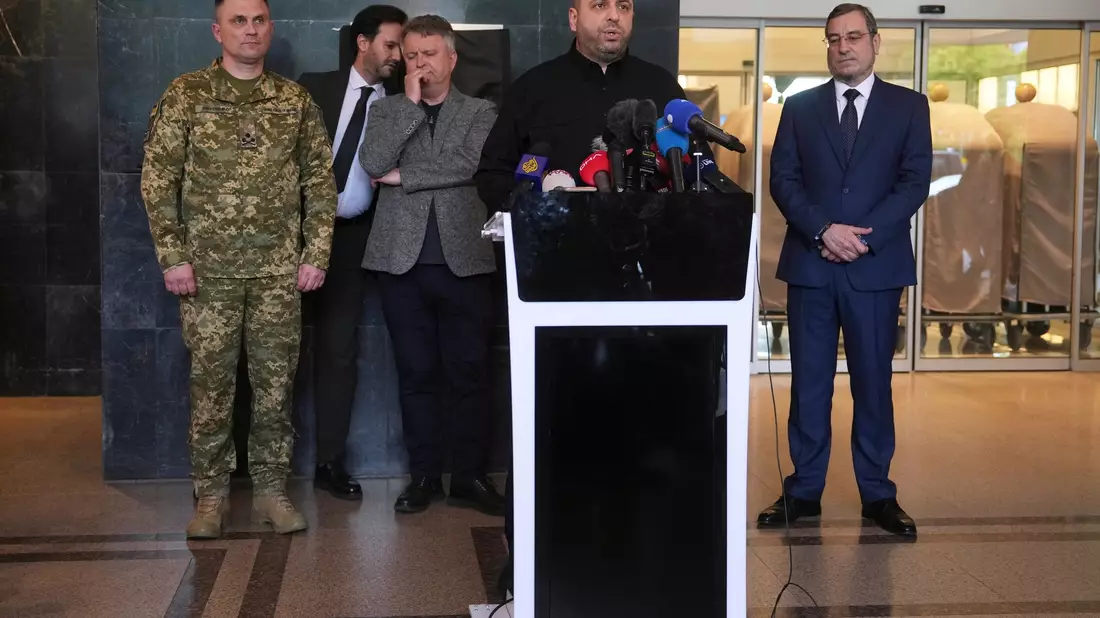 Dem ukrainischen Verhandlungsführer Rustem Umjerow zufolge haben sich die Ukraine und Russland bei Gesprächen in Istanbul auf einen weiteren Gefangenenaustausch geeinigt. - Bild: Evgeniy Maloletka/AP/dpa