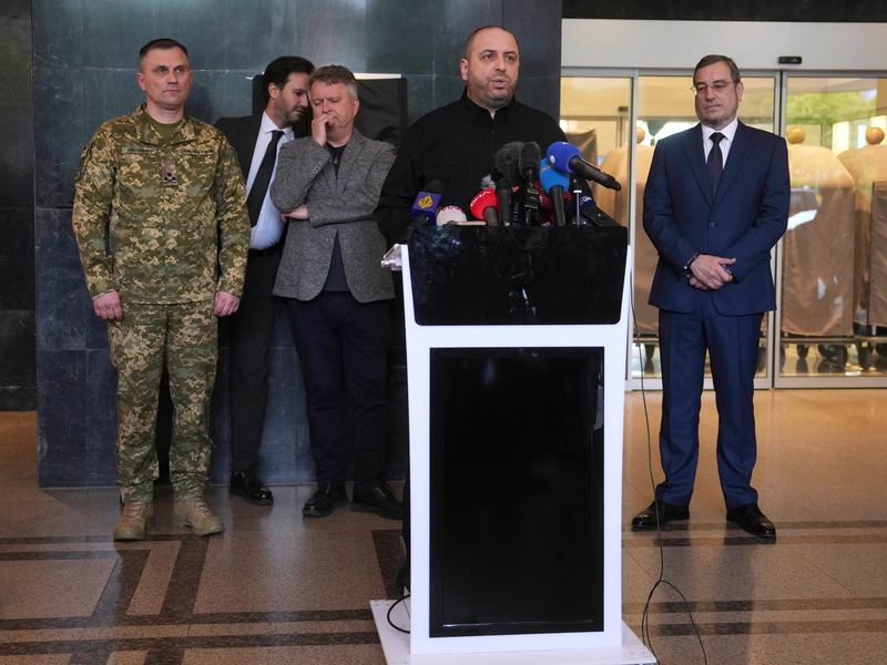 Dem ukrainischen Verhandlungsführer Rustem Umjerow zufolge haben sich die Ukraine und Russland bei Gesprächen in Istanbul auf einen weiteren Gefangenenaustausch geeinigt. - Foto: Evgeniy Maloletka/AP/dpa