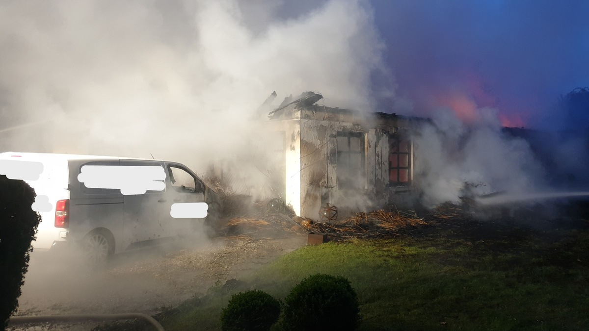FW-RD: Großbrand in Schülp bei Nortorf (Kreis Rendsburg-Eckernförde) Reetdachgebäude brennt nieder - Foto: presseportal.de