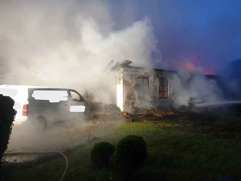 FW-RD: Großbrand in Schülp bei Nortorf (Kreis Rendsburg-Eckernförde) Reetdachgebäude brennt nieder - Foto: presseportal.de