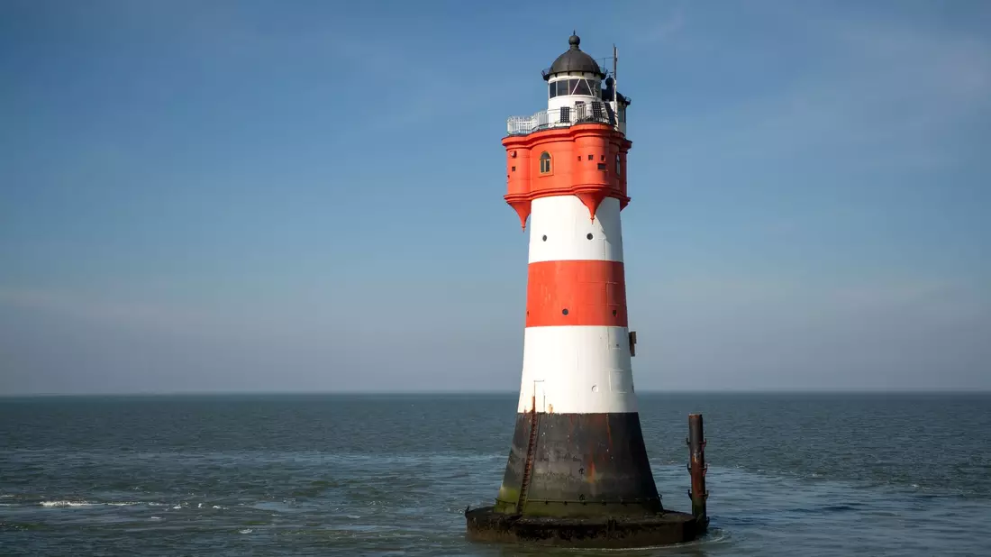 Der Leuchtturm «Roter Sand» steht in der Nordsee vor Bremerhaven. (Archivbild) - Bild: Sina Schuldt/dpa