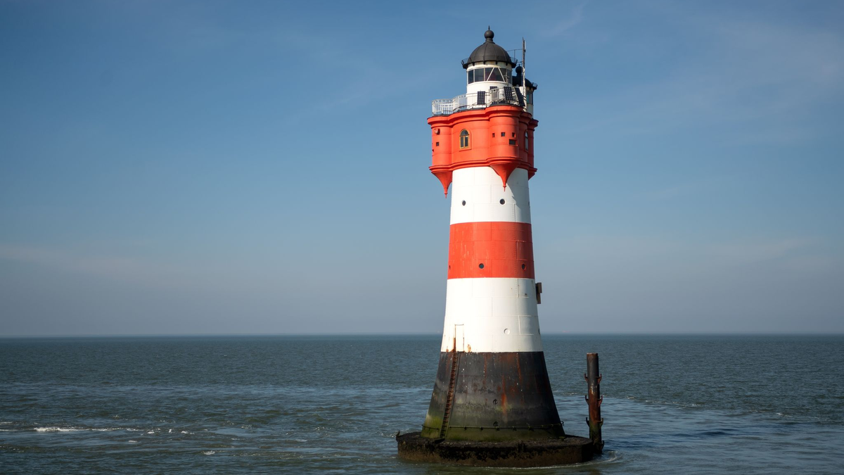 Der Leuchtturm «Roter Sand» steht in der Nordsee vor Bremerhaven. (Archivbild) - Foto: Sina Schuldt/dpa