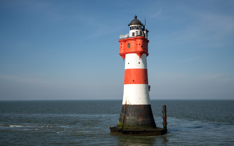 Der Leuchtturm «Roter Sand» steht in der Nordsee vor Bremerhaven. (Archivbild) - Foto: Sina Schuldt/dpa